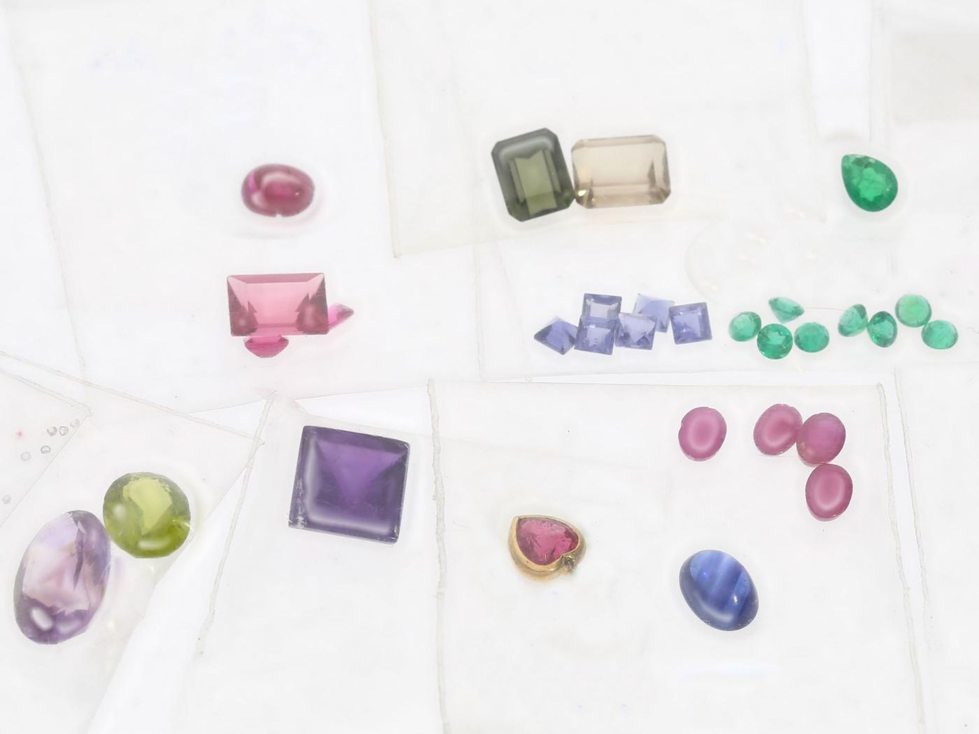 Saphir/Rubin/Smaragd/diverse Steine: Konvolut diverser Schmucksteine, ausgefasst aus diversem