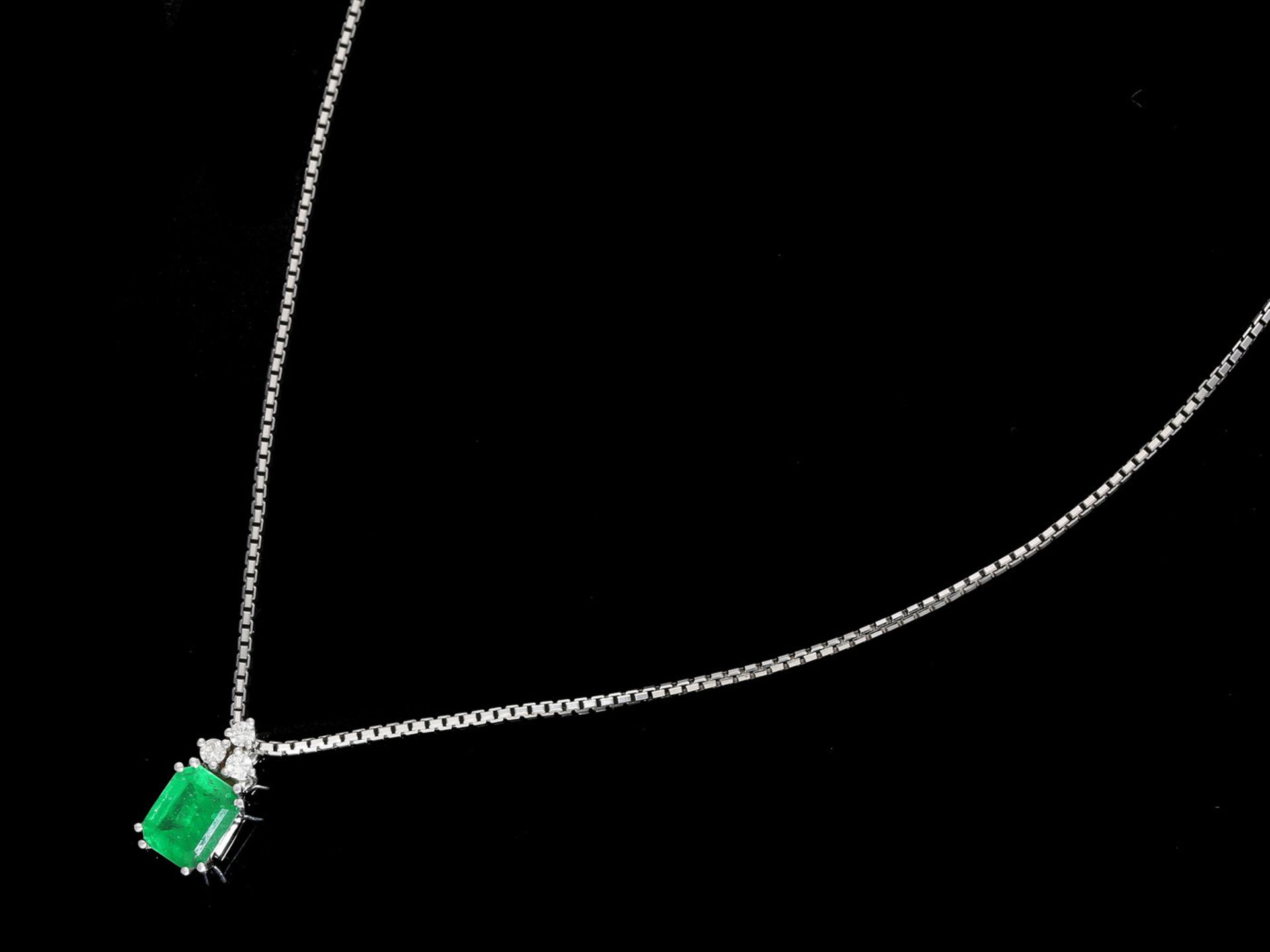 Kette/Collier: Collierkette mit feinem Smaragd/Brillant-GoldschmiedeanhängerCa. 38,5cm lang, ca. 5g,