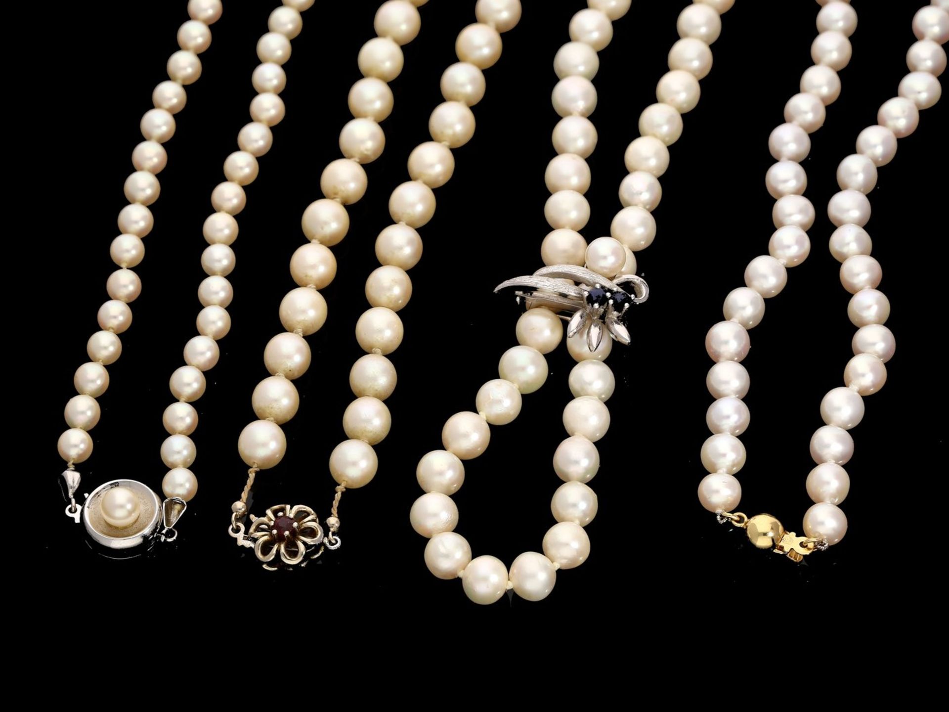 Kette/Collier: kleines Konvolut vintage Perlenketten mit Goldschließen sowie Weißgoldener