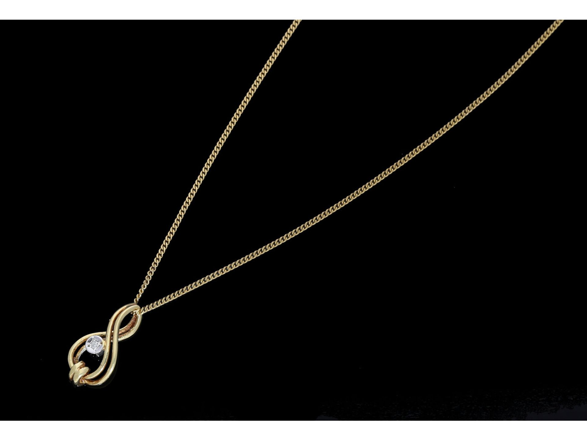 Kette/Collier: sehr zierliche Collierkette mit kleinem DiamantanhängerCa. 38cm lang, ca. 2,6g, 14K