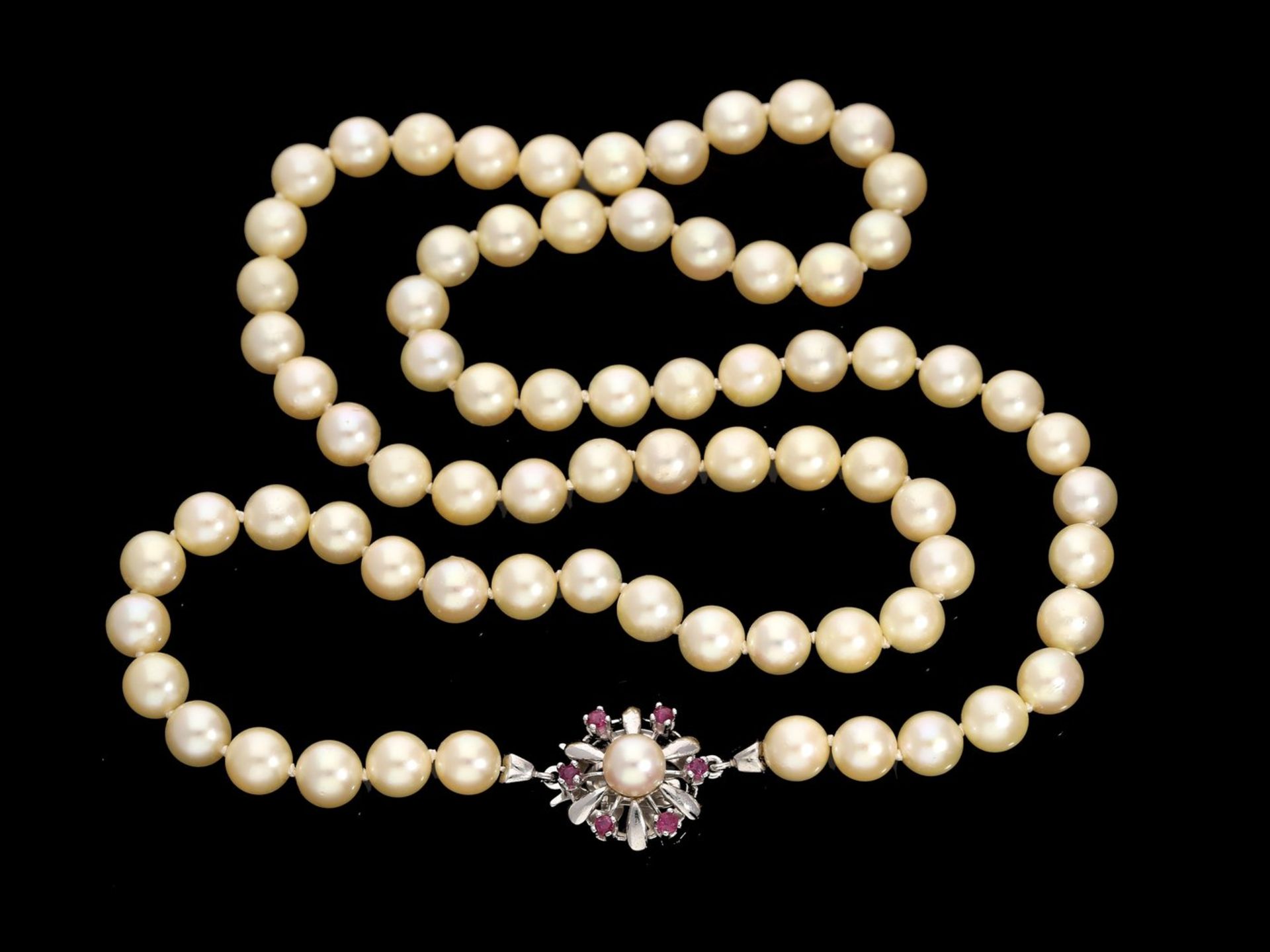 Kette/Collier: Perlenkette mit schöner weißgoldener Rubin-Goldschmiede-SchließeCa. 56cm lang,