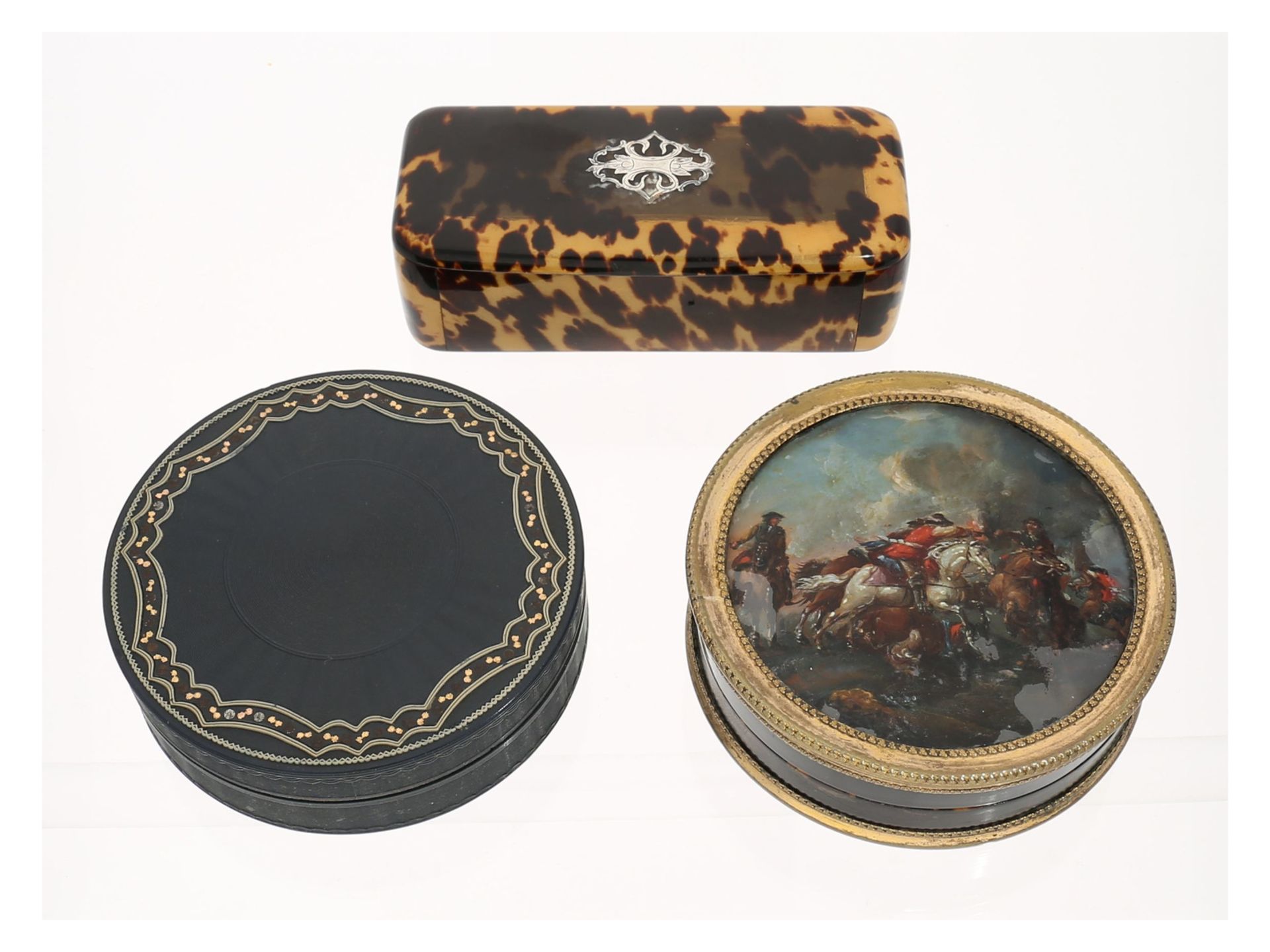 Dose/Tabakdose: Konvolut von 3 seltenen, antiken Schnupftabakdosen, ca.1820-18501. runde Form, ca.