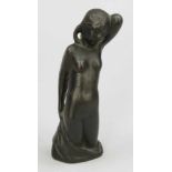 Künstler des 20. Jahrhunderts - Badendes Mädchen - Bronze. Schwarzbraun patiniert. H. 21 cm.