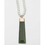 Jadeanhänger an Perlenkette Schließe: 585er GG, gestemp. Anhänger: 333er Roségold, gestemp. Jade (