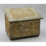 Kiste mit Schrägklappe Holz mit Messingverkleidung. 40 x 49,5 x 35 cm. Reich reliefierte Verkleidung