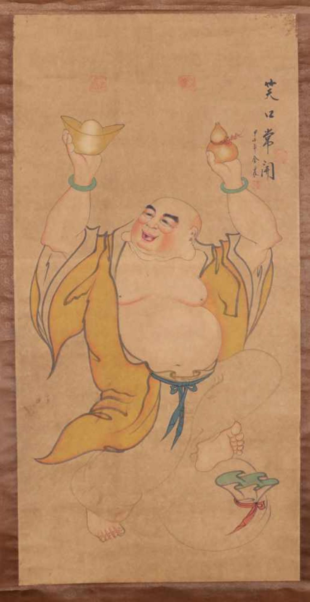 Rollbild China, um 1900. - Tanzender Buddha Ho Tai - Übermalter Druck/Papier/Seidenbrokat. 125,5 x