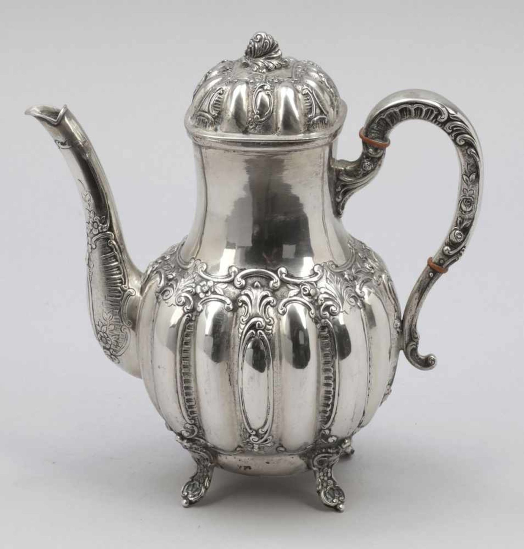 Kaffeekanne / Coffee Pot 800er Silber. Punzen: Herst.-Marke, 800. H. 24 cm. Gew.: 776 g.