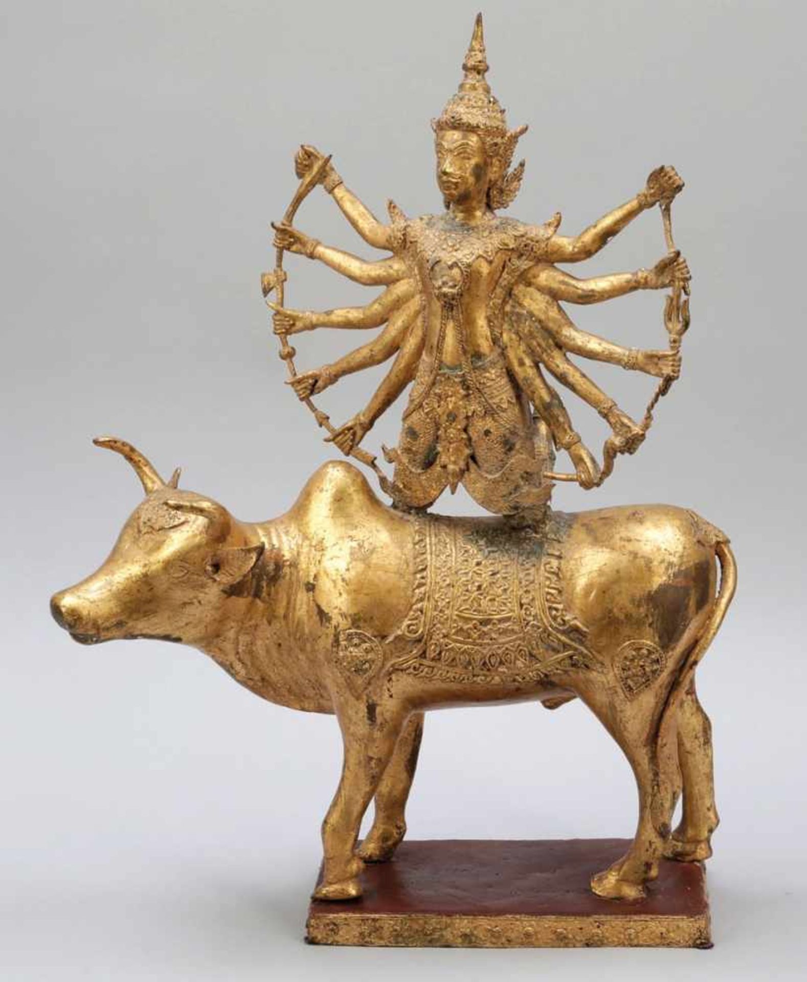 Shiva auf dem Stier Thailand, frühes 20. Jahrhundert. Bronze, vergoldet. H. 68 cm. Shiva ist einer