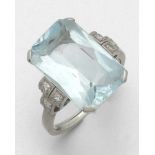 Aquamarin-Ring 750er WG, gestemp. 1 Aquamarin im Scherenschliff 6,7 ct. 6 Diamanten. Ringgr. 52.