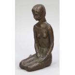 Künstler des 20. Jahrhunderts - Auf dem Boden sitzende - Bronze. Braun patiniert. H. 35 cm. Minim.