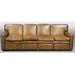 Großes Clubsofa England. Leder. 52/89 x 265 x 90 cm. Best. Viersitzer mit losen Kissen und Nieten.