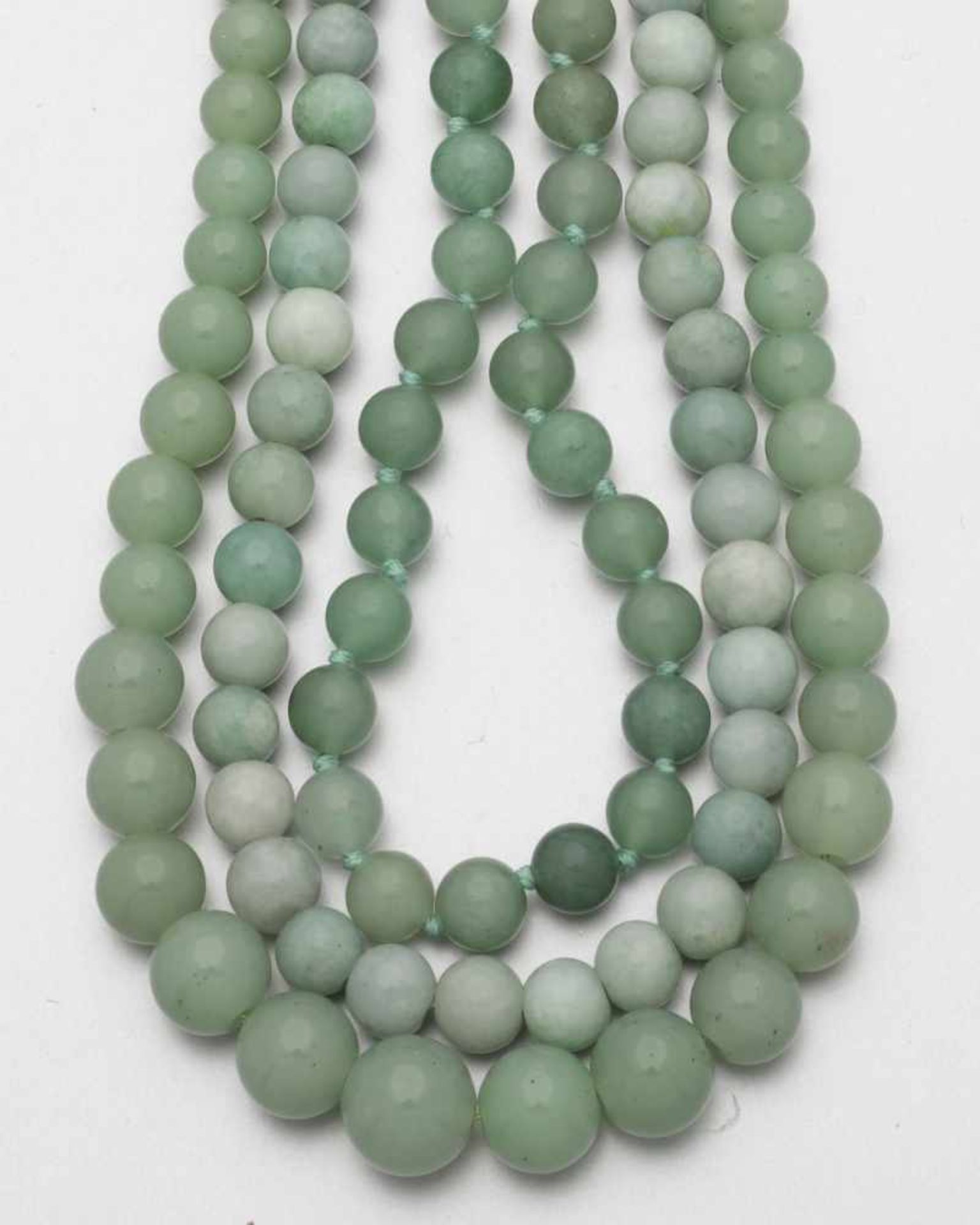 Konvolut dreier Jade-Ketten 925er Silber, gestemp. und tlw. vergoldet. L. 44, 45 und 47 cm.