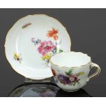 Mokkaober- und Untertasse Königliche Porzellan Manufaktur, Meissen 1910. - Blumenbukett mit Insekten