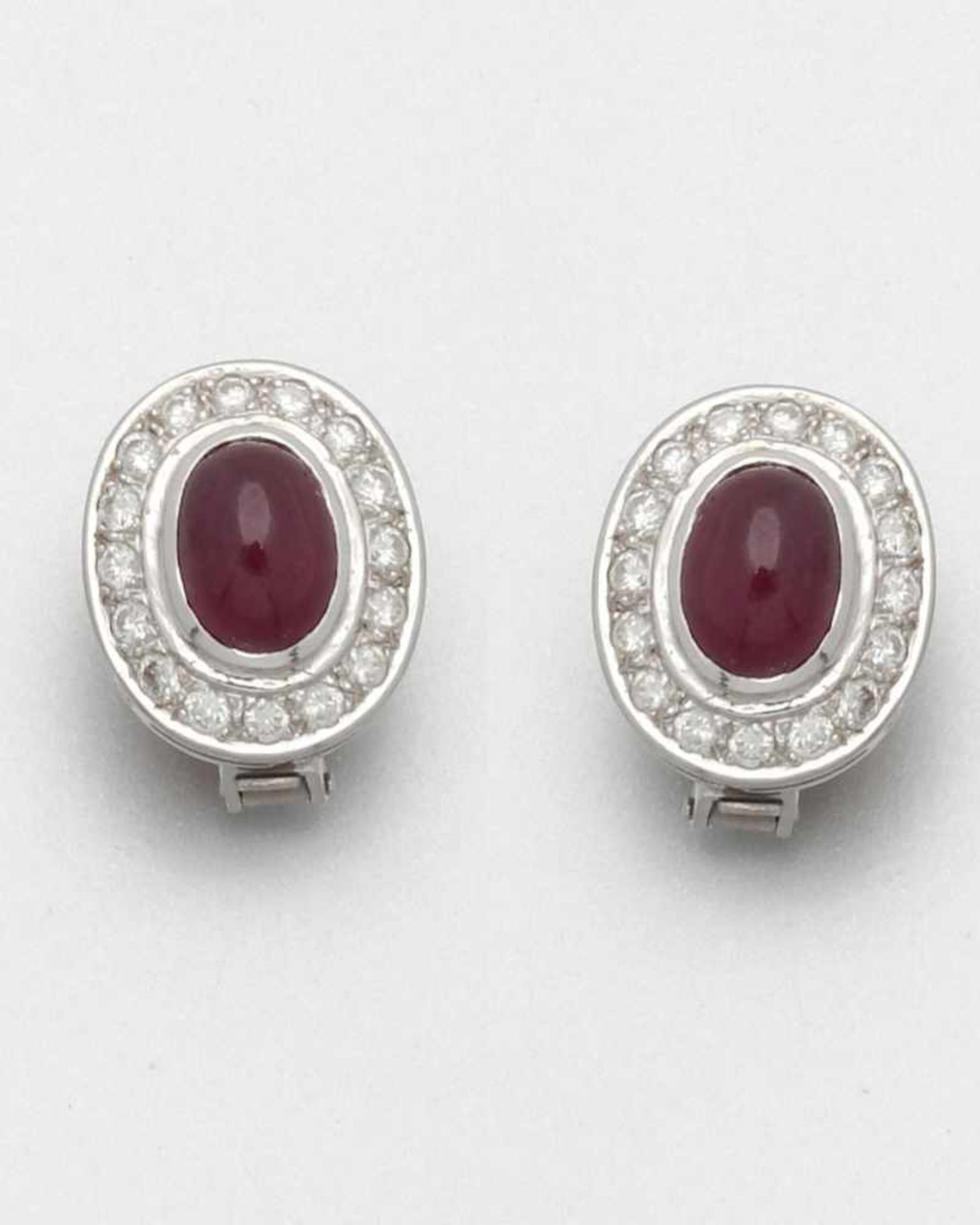 Paar Rubinohrclips A pair of ruby and diamond earclips 750er WG, gestemp. 2 ovale Rubincabochons