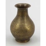 Vase Wohl Persien, um 1900. Messing. H. 19 cm. Fein ziselierter Korpus mit einem Dekor aus