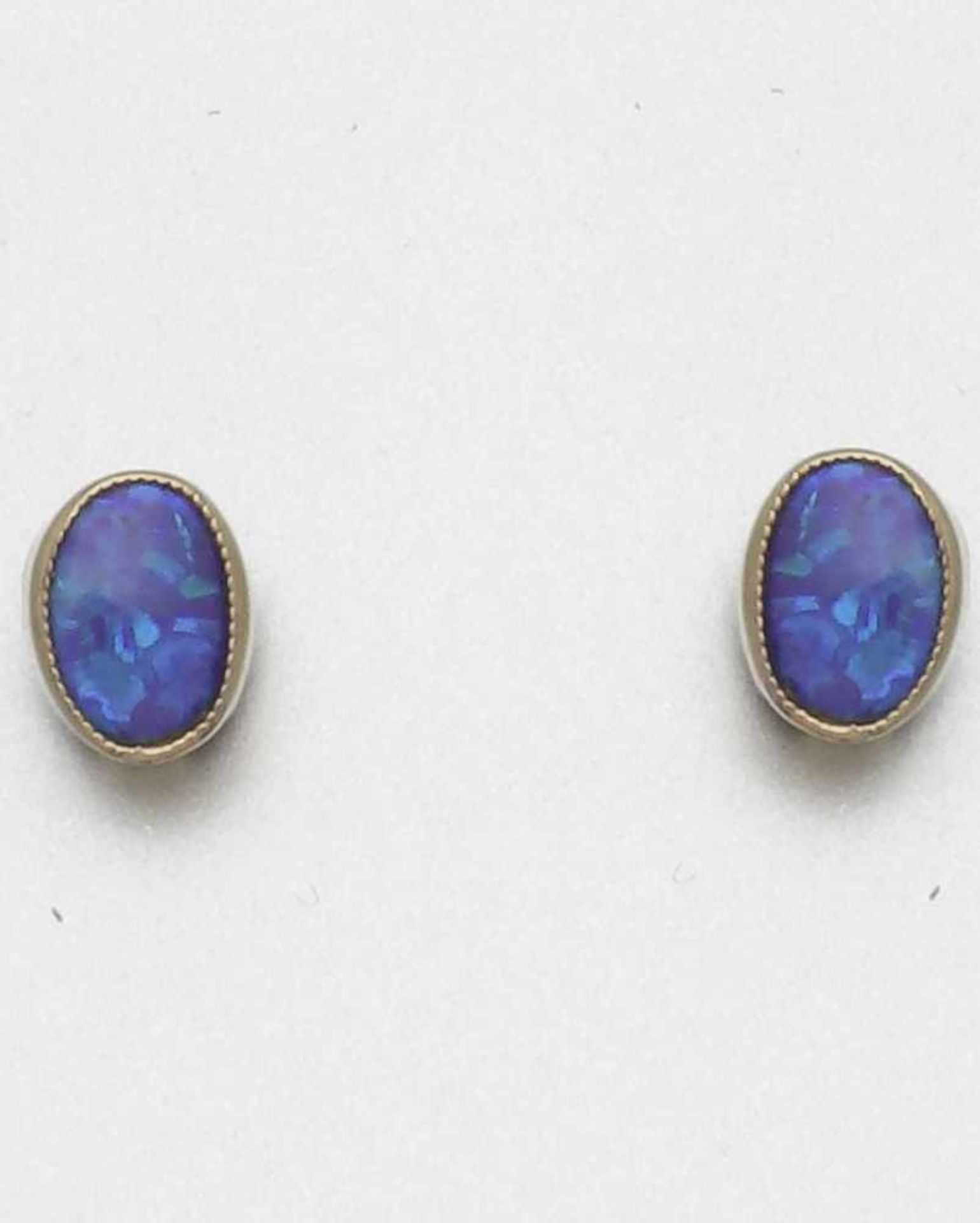 Paar Opal-Ohrstecker 333er GG, gestemp. Opale im Oval. D. 0,78 cm. Gew.: 1,6 g. Ohrstecker, Opal