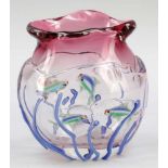 Flache Vase mit eingeschmolzenen Fischen Murano. Farbloses Glas mit rötlichem Verlauf am Rand. In