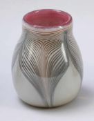 Vase Glashütte Eisch, Frauenau 1986. Farbloses Glas, mit opakweißem Innenüberfang. Rötlicher Rand.
