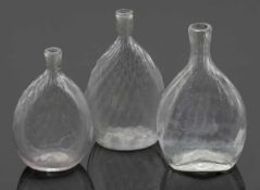 3 Plattflaschen Norddeutsch, 19. Jh. Farbloses Glas. Schrägoptisch. Abriss. H. 13,5 cm, 15 cm, 15,