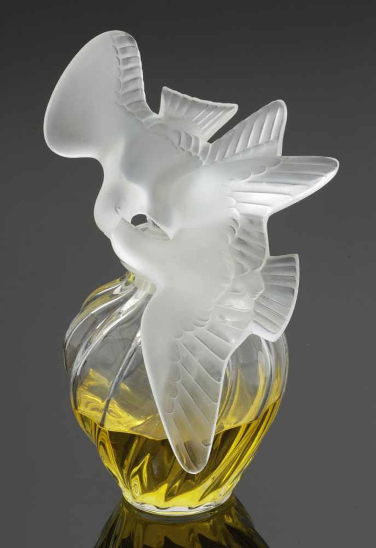 Große Flakon mit Taubenpaar - L air du Temps von Nina Ricci Lalique, Wingen-sur-Moder. Farbloses