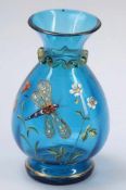 Vase mit Libelle zwischen Blumen Ende 19. Jh. Blaues, optisch geripptes Glas. Auf geschmolzenes,