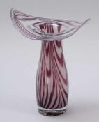 Vase mit gewelltem Rand Glashütte Eisch, Frauenau 1993. Farbloses Glas, mit weißen und roten