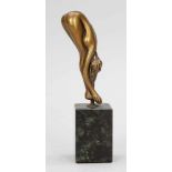 Bruno Bruni 1935 Gradara - "Vignetta" - Bronze. Goldbraun patiniert. Schwarzer Steinsockel. 462/750.