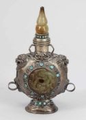 Pilgerflasche Nepal, 19. Jahrhundert. Silber, Jade, Türkis. H. 21 cm. - Zustand: Kl. Besch. Mittig
