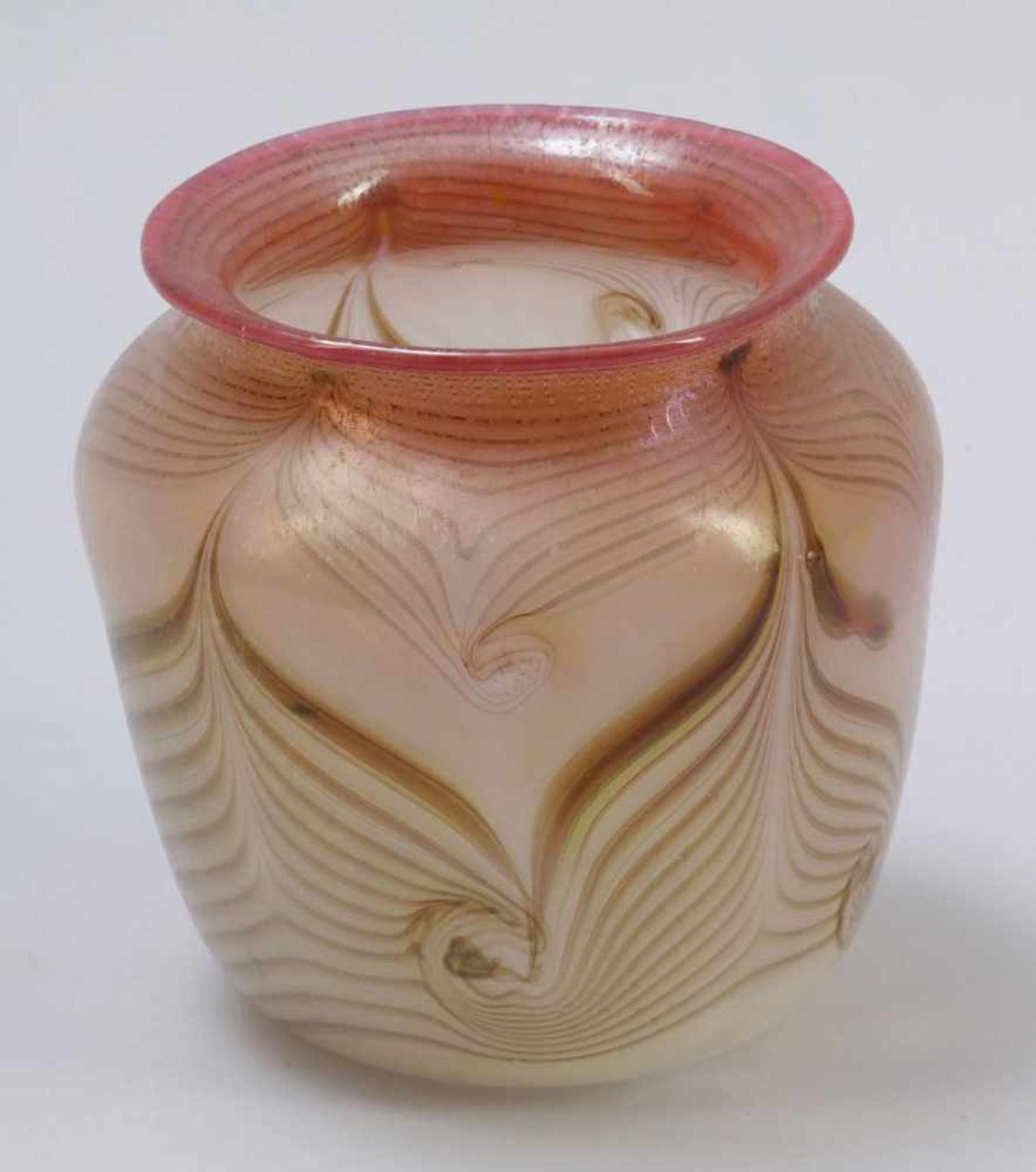 Vase Glashütte Eisch, Frauenau 1985. Farbloses Glas, rosafarbener Rand. Gezogene, schwarze Fäden.