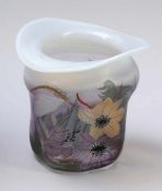 Vase mit Blumen und Libelle Glashütte Eisch, Frauenau 1989. Farbloses Glas, mit weißen und