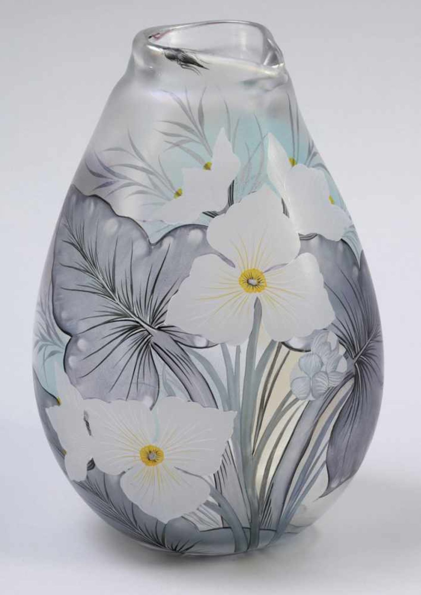 Ovale Vase mit Blume Glashütte Eisch, Frauenau 1994. Farbloses Glas. Polychrom bemalt. Irisierende