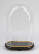 Glassturz, oval mit Sockel Glas. 35 x 24 x 12 cm.