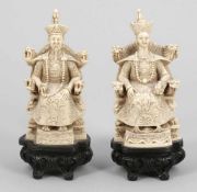 Kaiserpaar China, um 1900. Elfenbein. H. o./m. Sockel 14/18 cm. Vollplastisch geschnitzte