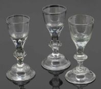 3 Kelchgläser Lauenstein, um 1770. Farbloses Glas. L. Kelchglas mit ausgeschliffenem Abriss mit