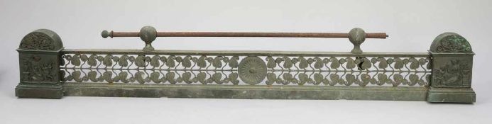 Kaminvorsatz Wohl Frankreich, um 1900. Bronze. Eisen. L. 122 cm. H. 19 cm. - Zustand: Oxidiert.