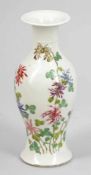 Vase China, Anfang 20. Jahrhundert. Porzellan. Polychrom bemalt. H. 23,5 cm. Rote Bodenmarke: