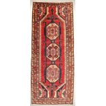 Lekoran Aserbaidschan. Wolle. 341 x 140 cm. Drei große Medaillons auf rotem Grund. Drei Bordüren mit