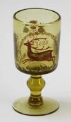 Fußbecher - Hirsch (Achtender) mit der Jahreszahl 1628 - Grünes, basiges Glas. Polychrom bemalt.
