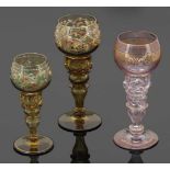 3 unterschiedliche Römer Grünbraunes Glas mit polychrom Emailbemalung. Goldrand. H. 16 cm bzw. 19,