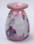 Durchstochene Vase mit Blumen und Schmetterling Glashütte Eisch, Frauenau 1984. Farbloses Glas.