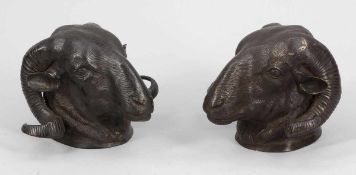 Paar Wandappliken als Widderköpfe Bronze. 20 x 19 x 14 cm. Hohlguss mit innenliegender Aufhängung.