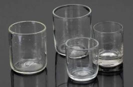 4 Bechergläser Norddeutsch, 19. Jh. Farbloses Glas. Abriss. H. 7,5 cm, 8,5 cm, 9,5 cm, 10 cm.