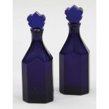 Paar Flakons Frankreich, um 1830. Dunkelblaues Glas. 8fach facettiert. Ausgeschliffener Abriss. H.