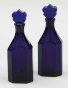 Paar Flakons Frankreich, um 1830. Dunkelblaues Glas. 8fach facettiert. Ausgeschliffener Abriss. H.