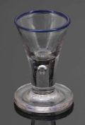 Schnapsglas (Wachtmeister) mit Blaurand Lauenstein, um 1768. Farbloses Glas mit manganfarbenen
