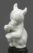 Bär, bittend Porzellan-Manufaktur Allach, Allach 1936-1945. Weißporzellan, glasiert. Eingepresste