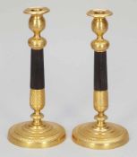 Paar Kerzenleuchter 19. Jahrhundert. Bronze, vergoldet. H. 30 cm. Stand und Tülle fein ziseliert und