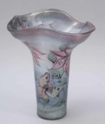 Vase mit Blumen und Schmetterling Glashütte Eisch, Frauenau 1989. Farbloses Glas. Polychrom