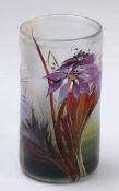 Zylindrische Vase mit Blumen Glashütte Eisch, Frauenau 1992. Farbloses Glas, mit weißen und grünem