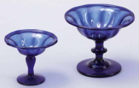 2 Biedermeier Fußschalen Norddeutsch, Anfang 19. Jh. Blaues Glas, mit umgelegtem Lippenrand. Optisch